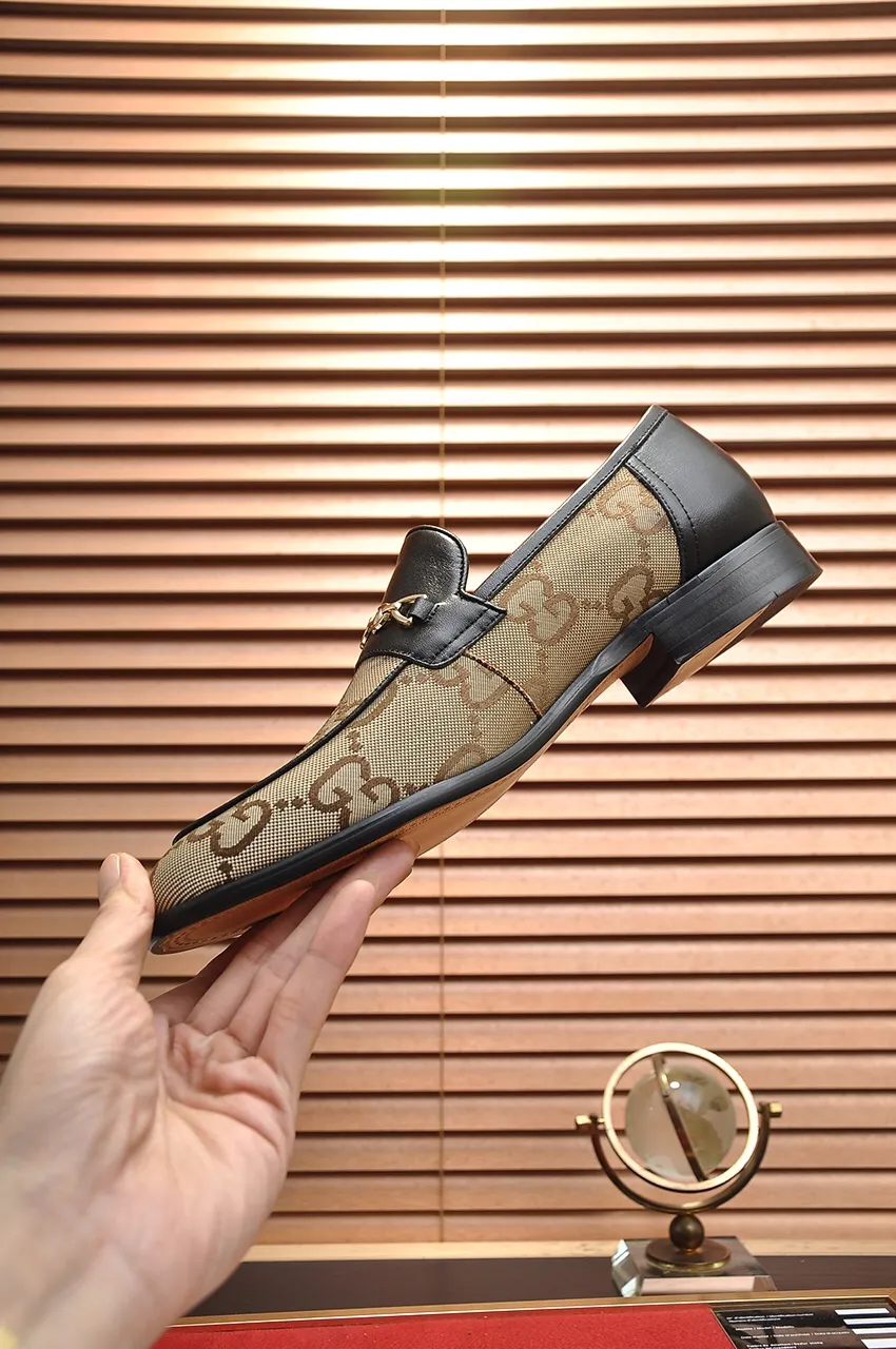 Men's shoes💰500💶Italy's top luxury men's shoe giant (GUCCI) (Gucci) (full cowhide lining) new arrival🍃Original European style🔰 Pleasant to the eye😍In order to make the shoes more durable and non-deformable🌀The production continues to follow traditional methods but there is still no lack of innovation💪Choose original sheepskin for the leather♻️ Smooth and natural And extra bright ⭐Made of imported cowhide, the first choice of rich people 38-45 (45 customized)